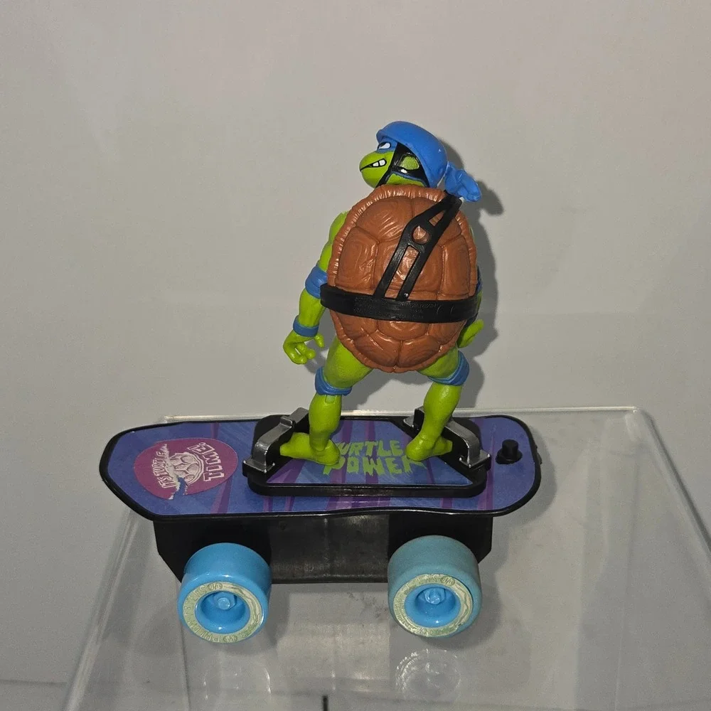 TMNT Mutant Mayhem Leonardo Skateboard Action Figure Playmates 2023 Blue Leo Toy